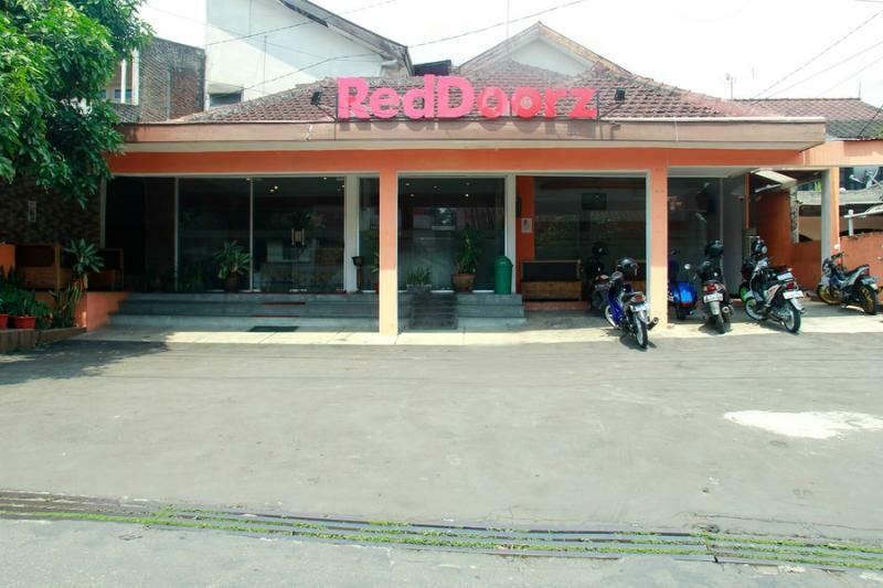 Reddoorz Syariah Near Btc Fashion Mall Bandung Exterior photo